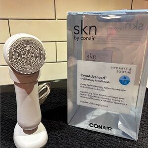 Cryotherapy facial brush